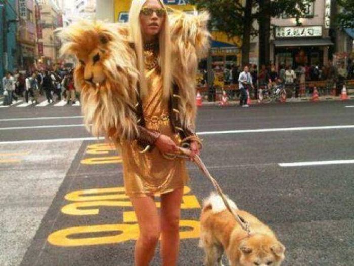 Brave Souls Who Wore Outrageous Outfits In Public (42 pics)