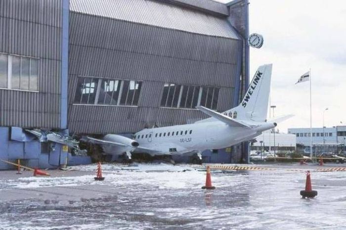 Sometimes Really Strange Things Happen At Airports (44 pics)
