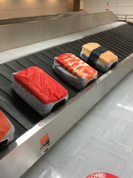 Sometimes Really Strange Things Happen At Airports (44 pics)