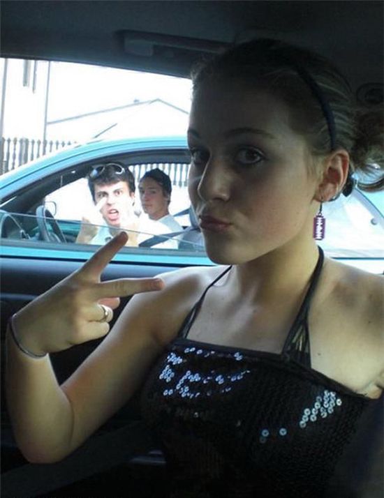 Selfie Fails By People Who Forgot To Look In The Background (30 pics)