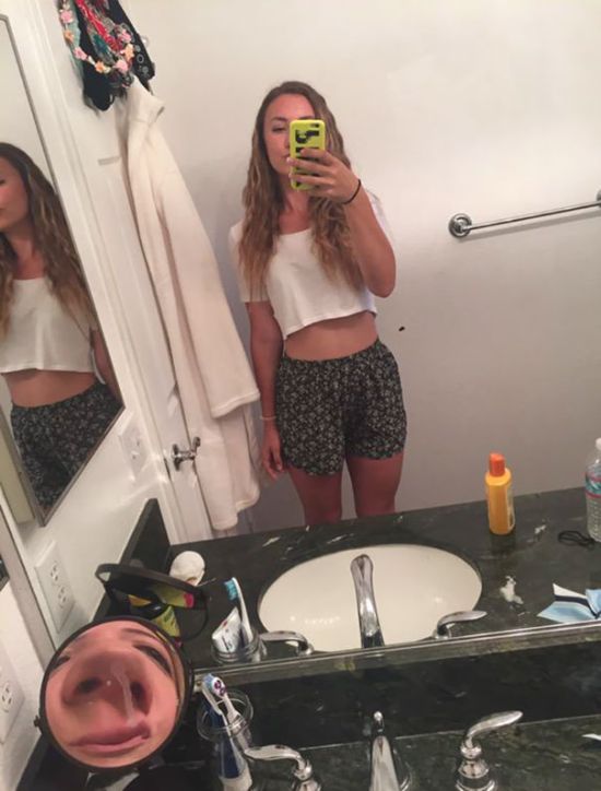 Selfie Fails By People Who Forgot To Look In The Background (30 pics)