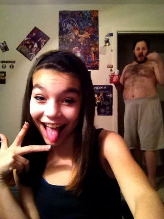 Selfie Fails By People Who Forgot To Look In The Background (30 pics)