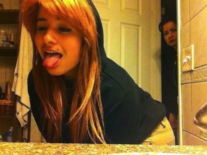 Selfie Fails By People Who Forgot To Look In The Background (30 pics)
