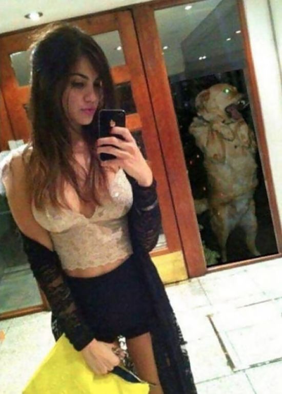 Selfie Fails By People Who Forgot To Look In The Background (30 pics)