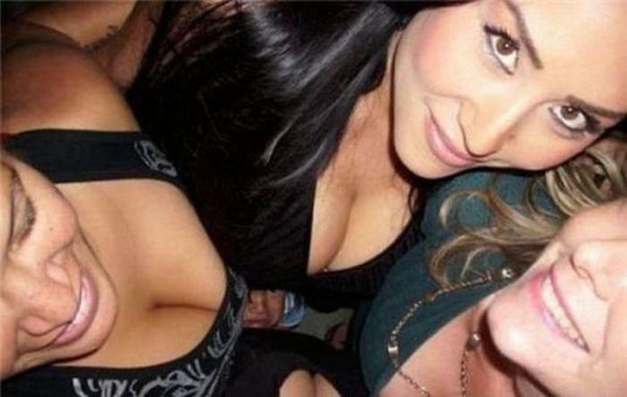 Selfie Fails By People Who Forgot To Look In The Background (30 pics)