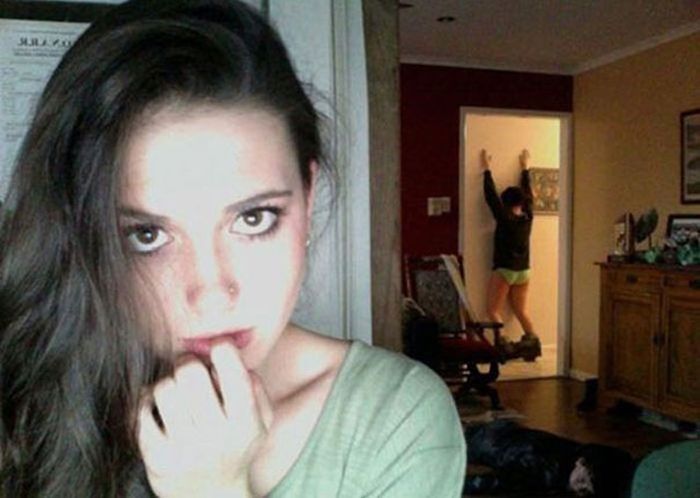 Selfie Fails By People Who Forgot To Look In The Background (30 pics)