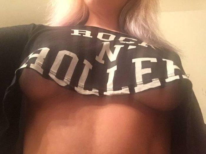 These Ladies Are Letting The World Know That Bras Are Overrated (65 pics)
