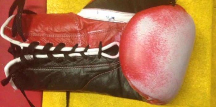 Boxer Tries To Cheat Using Enhanced Grant Gloves (2 pics)