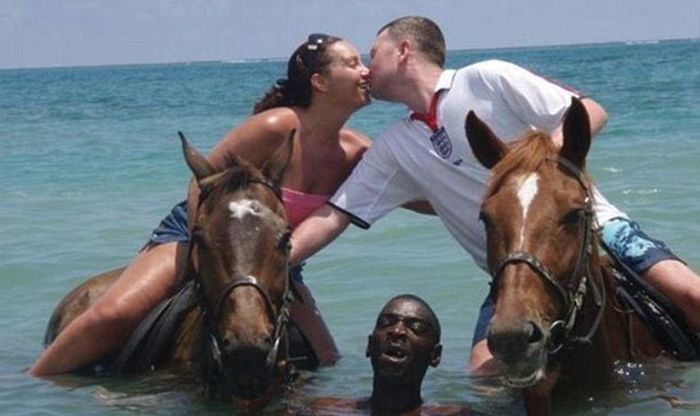 Hilarious Images Capture Holiday Romance Gone Wrong (11 pics)