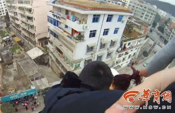 Chinese Man Won't Let Go Of His Wife (4 pics)