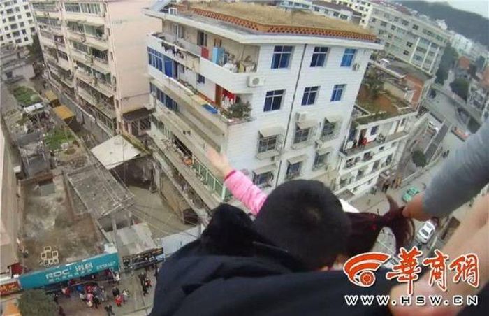 Chinese Man Won't Let Go Of His Wife (4 pics)