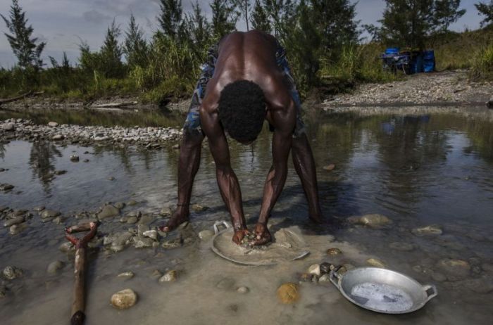 On The Ground With Gold Miners In Indonesia (12 pics)