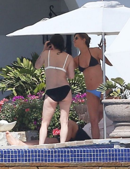 Jennifer Aniston Still Looks Great In A Bikini (8 pics)