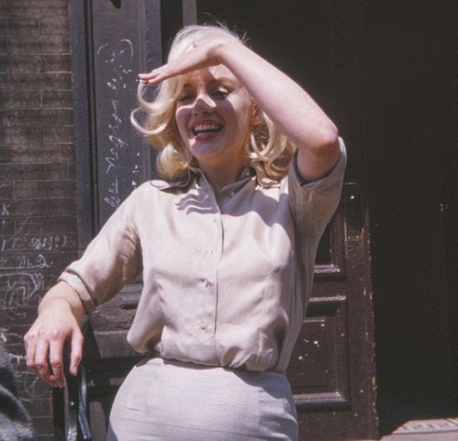 Vintage Photos Show A Pregnant Marilyn Monroe (4 pics)
