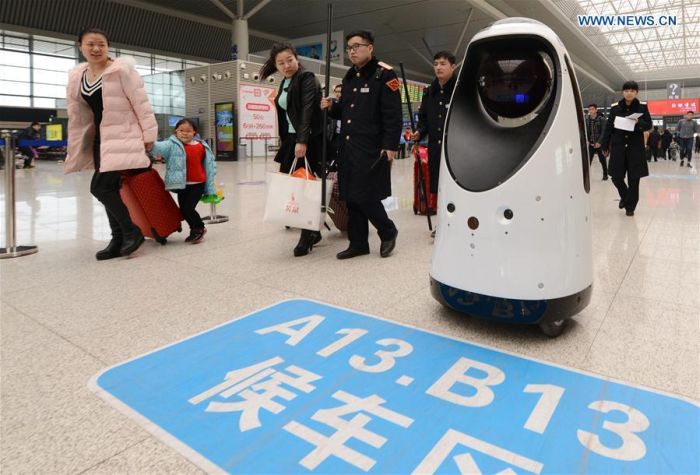 Robot Policeman On Duty In China (5 pics)