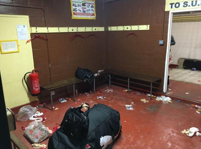 Arsenal Accused Of Lack Of Respect For Trashing A Locker Room (4 pics)