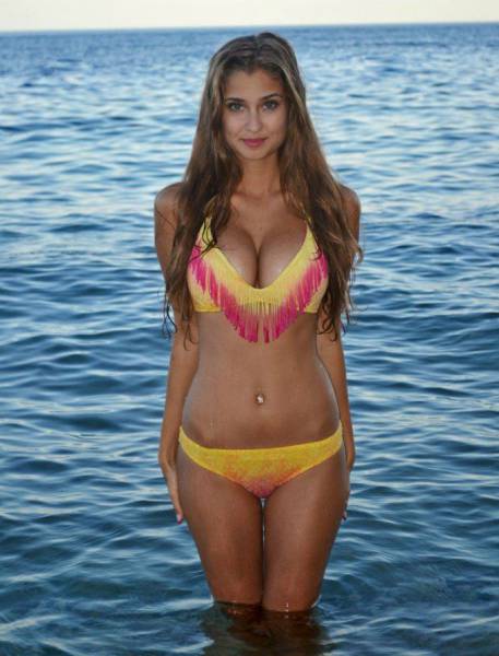 You're Going To Fall Head Over Heels For These Babes In Bikinis (64 pics)