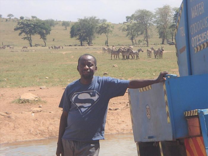 This Man Drives Several Hours Everyday To Bring Water To Thirsty Wild Animals (9 pics)