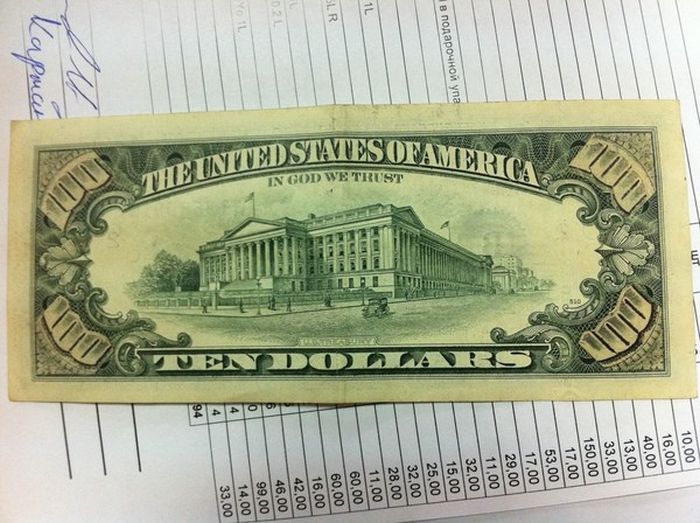 This Fake Banknote Is Almost Undetectable (2 pics)
