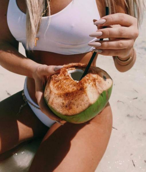 Pretty Girls And Food Are Two Of The Best Things In The World (48 pics)
