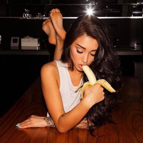 Pretty Girls And Food Are Two Of The Best Things In The World (48 pics)