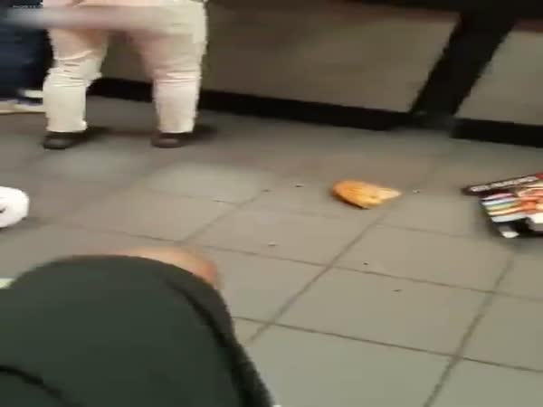 Lady Goes Crazy At Pizza Hut For Getting Her Order Wrong