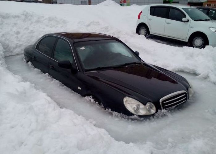 Russian Car Gets Frozen In A Block Of Ice (3 pics)
