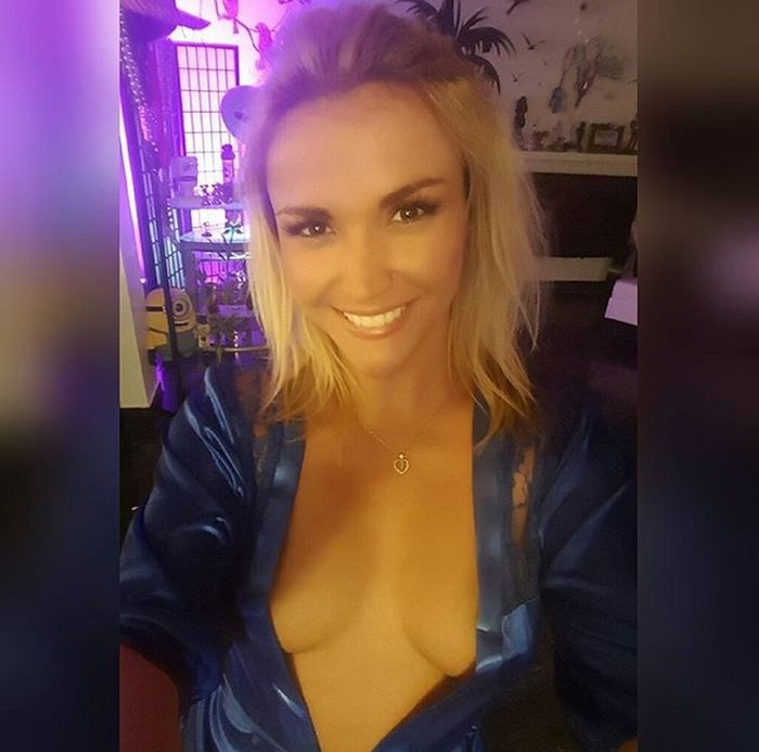 People Are Going Crazy For This Sexy TV Host From The United States (8 pics)