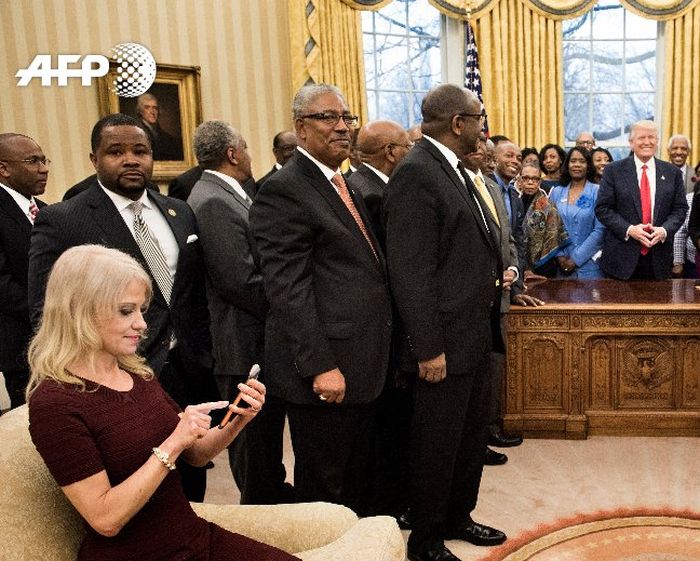 Kellyanne Conway Accused Of Disrespecting The Oval Office (3 pics)
