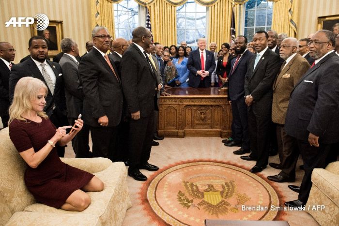 Kellyanne Conway Accused Of Disrespecting The Oval Office (3 pics)