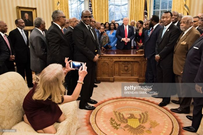 Kellyanne Conway Accused Of Disrespecting The Oval Office (3 pics)