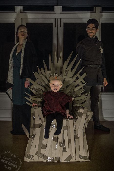 Two Year Old Kid And His Parents Recreate Famous Movie Scenes With Boxes (20 pics)