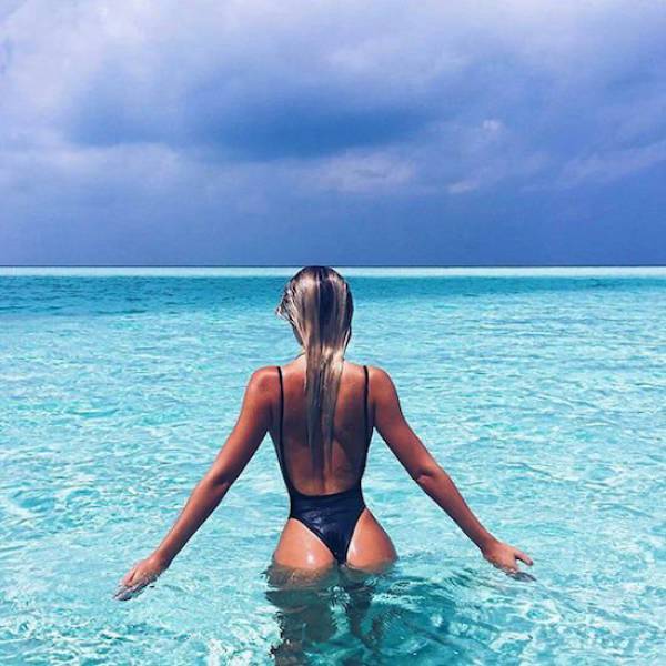 Shiny Wet Girls That Are Undeniably Sexy (47 pics)