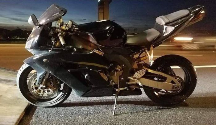 Car Takes On A Motorcycle And Loses (3 pics)
