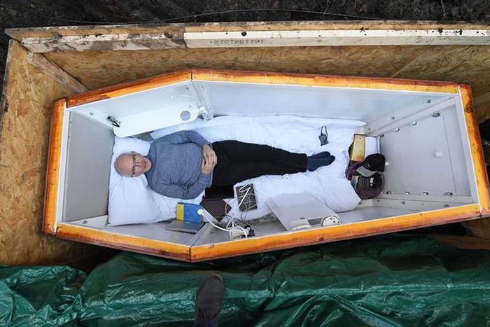 Man Gets Buried Alive In Coffin Underneath City Street (6 pics)