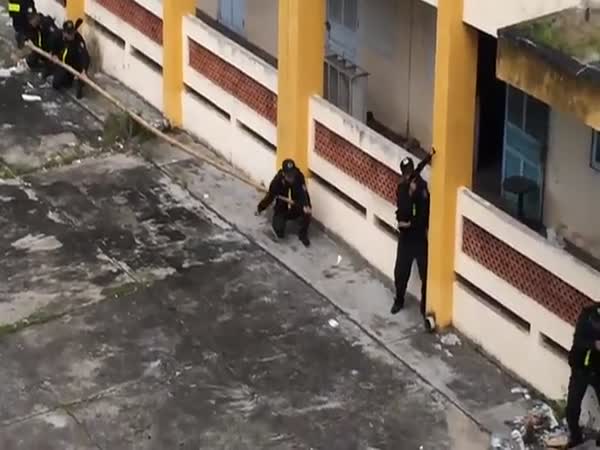 Special Forces Climb The Walls