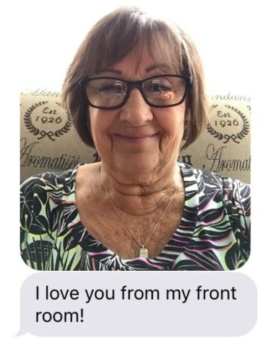 This Grandmother Sends Her Granddaughter Hilarious Selfies (5 pics)