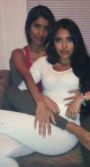Mom And Daughter Look Almost Identical (2 pics)