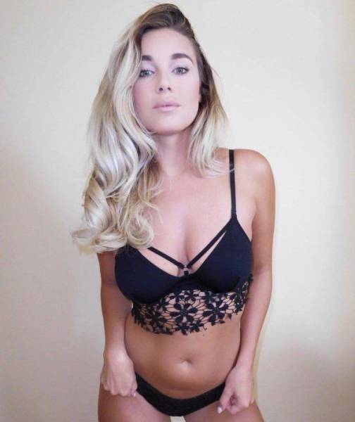 Nothing Hugs A Woman As Good As Lingerie Does (50 pics)