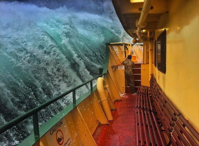 Deckhand Captures Massive Waves In Sydney (8 pics)
