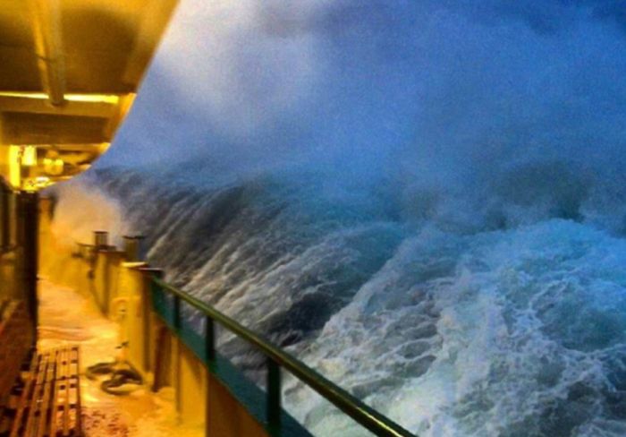 Deckhand Captures Massive Waves In Sydney (8 pics)