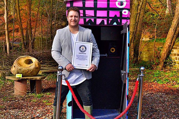 World's Tiniest Mobile Nightclub Opens In Rotherham (2 pics + video)