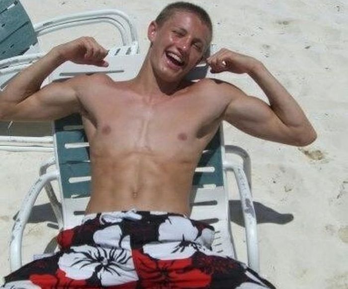 Skinny Banker Turns Into Ripped Bodybuilder (9 pics)