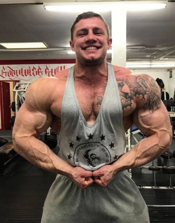 Skinny Banker Turns Into Ripped Bodybuilder (9 pics)