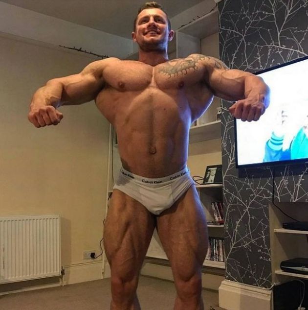 Skinny Banker Turns Into Ripped Bodybuilder (9 pics)
