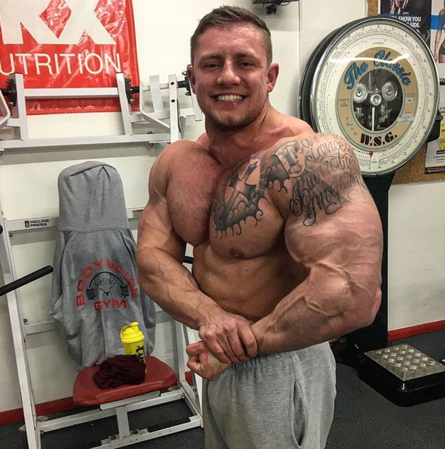Skinny Banker Turns Into Ripped Bodybuilder (9 pics)