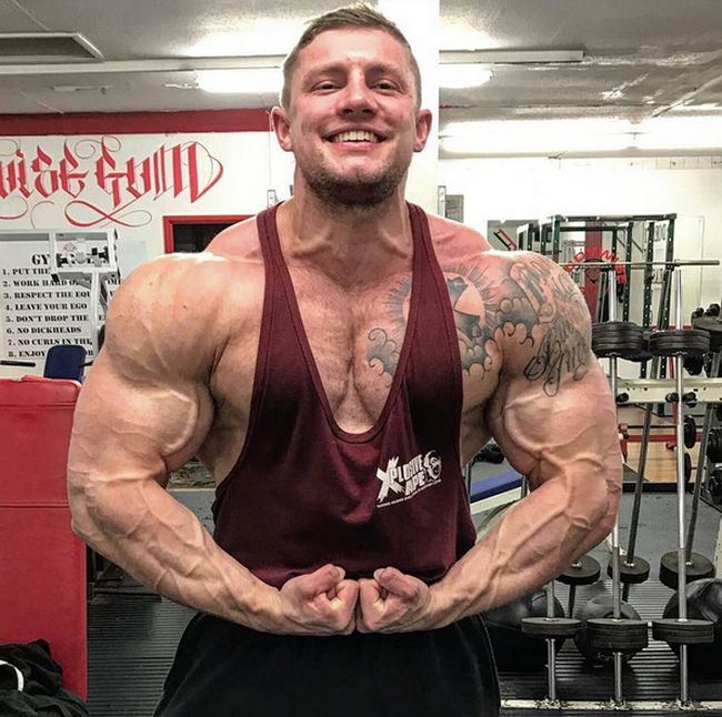 Skinny Banker Turns Into Ripped Bodybuilder (9 pics)