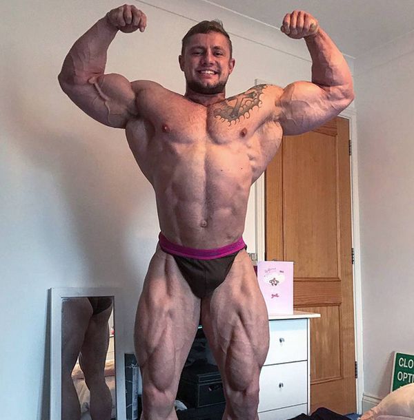 Skinny Banker Turns Into Ripped Bodybuilder (9 pics)