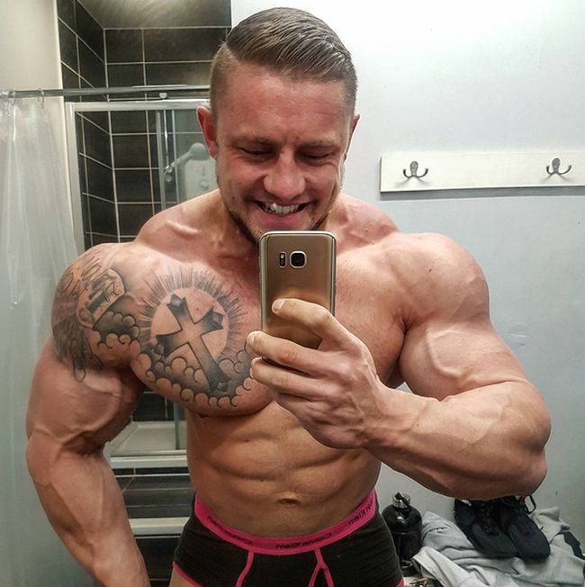 Skinny Banker Turns Into Ripped Bodybuilder (9 pics)