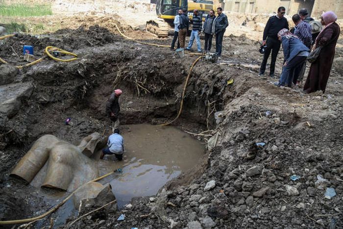 Old Statue Of Egypt’s Greatest Pharaoh Ramses II Found In Cairo’s Slums (10 pics)